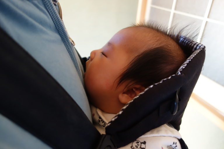 【写真付きレビュー】ベビービョルン抱っこ紐は新生児期に使うなら密着感最高！