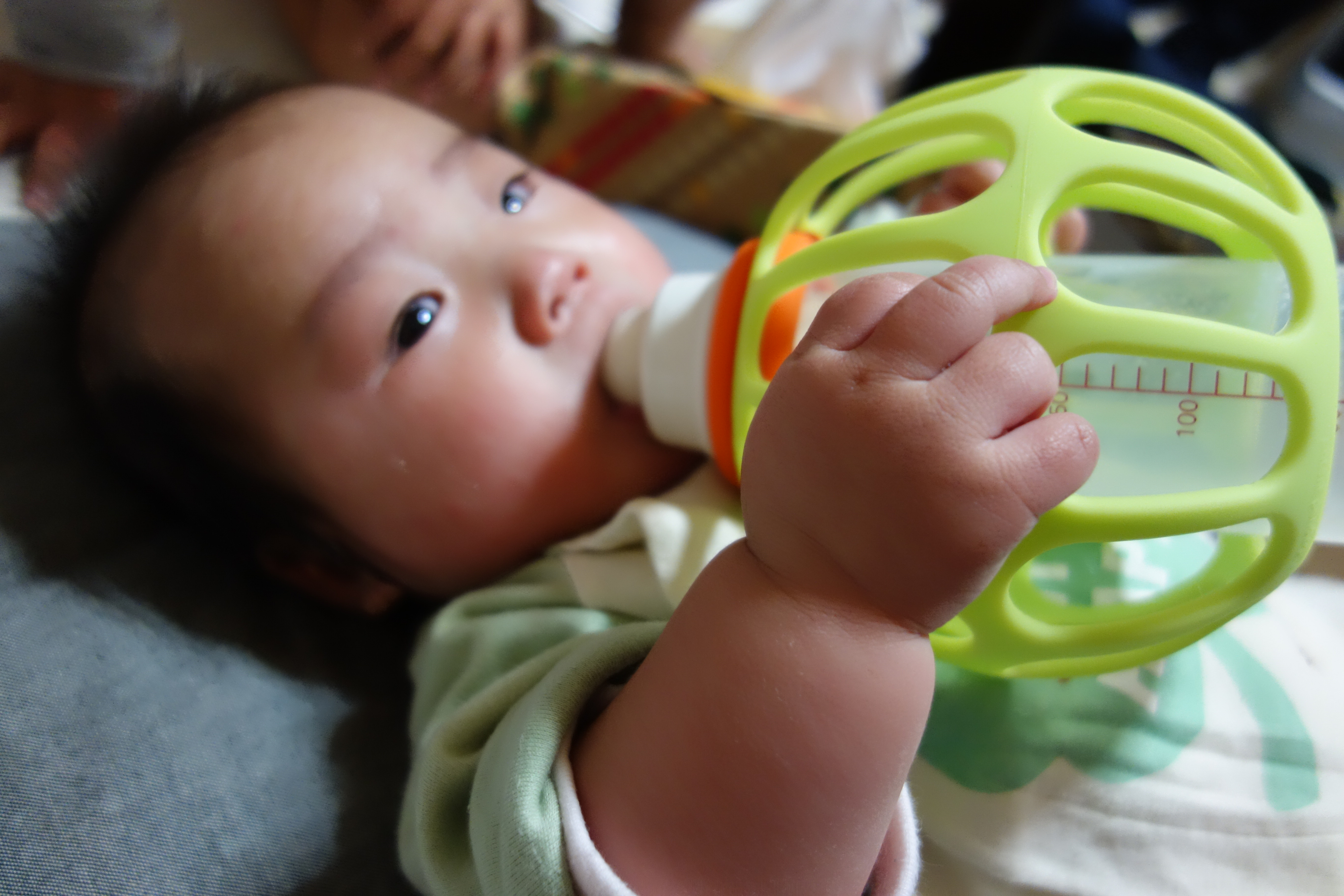 赤ちゃんが哺乳瓶を自分で持ってくれるおもちゃ マグボールが超便利